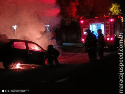 Carro fica destruído ao pegar fogo em Aquidauana