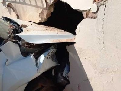 Carro invade residência em Três Lagoas