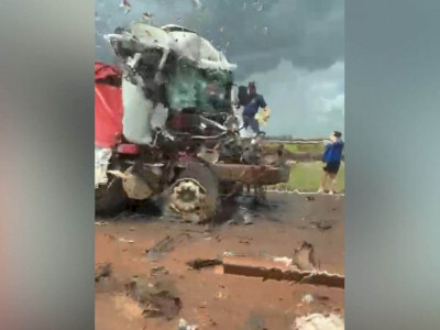Colisão entre caminhões deixa um morto na BR-163