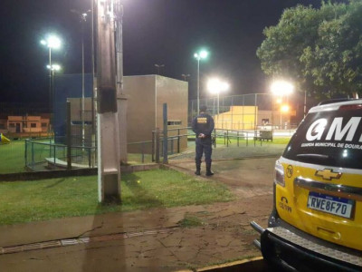 Com droga em brinquedos de praça, jovens são presos em Dourados