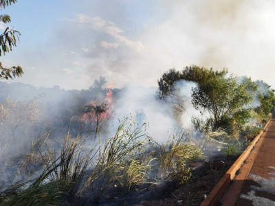 Corpo de Bombeiros combate incêndio criminoso na periferia de Dourados