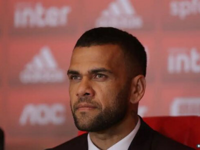Daniel Alves é condenado a 4 anos e meio por agressão sexual