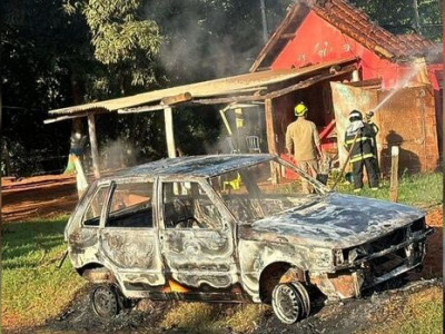 Fogo destrói carro e casa noturna em Ribas do Rio Pardo