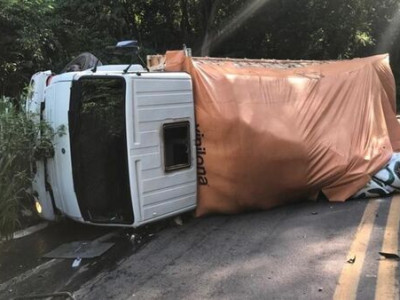 Freio falha e caminhão carregado de ração tomba na Serra da Alegria, em Rio Verde