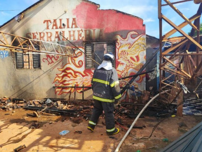 Homem é assassinado a facadas e tem casa incendiada após crime