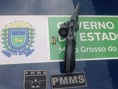 Homem é preso com revólver dentro de caminhonete