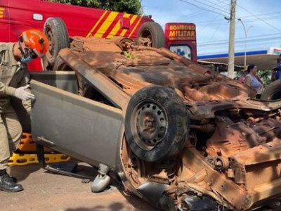 Homem perde controle e capota carro em avenida de Ivinhema