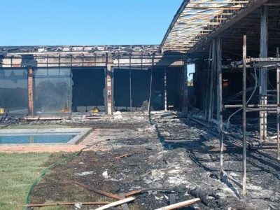Incêndio toma conta e destrói prédio em fase final de construção em Dourados
