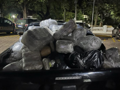 Polícia apreende maconha e cocaína em caminhão abandonado