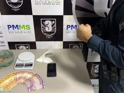 Polícia prende dupla em flagrante com drogas próximo a escola