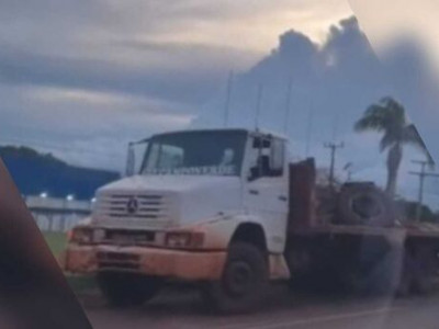 Trator cai de prancha de caminhão na BR-060,em Sidrolândia