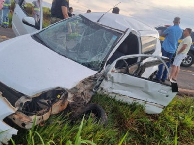 Acidente entre carro e carreta deixa motorista ferida em Ivinhema