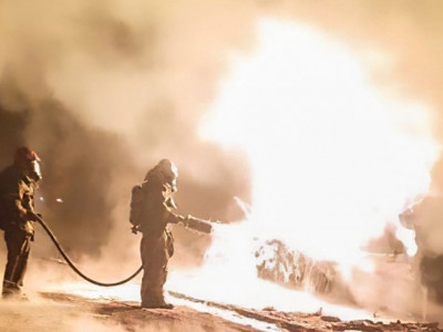 Caminhão-tanque tomba e incendeia casas em Belo Horizonte