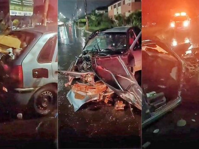 Carro fica destruído ao bater em poste na Avenida Gunter Hans