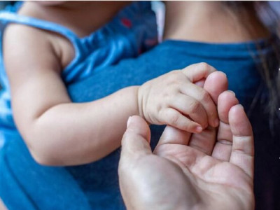 Casal coloca bebê para adoção por "não combinar com a família"