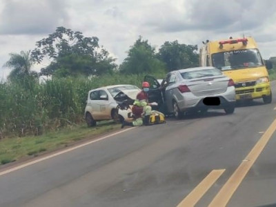 Colisão entre dois veículos na BR-163 entre Juti e Caarapó deixa feridos