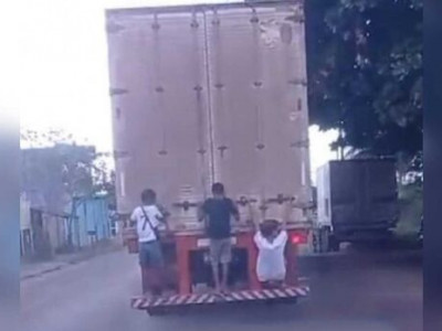 Crianças são flagradas "pegando rabeira" em caminhão em Corumbá