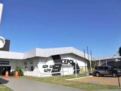Homem passa mal, colide carro em poste e morre em Campo Grande