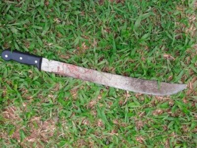 Marido arrasta mulher pelos cabelos e a agride com facão