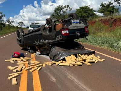 Motorista capota carro carregado com drogas em Caarapó e foge