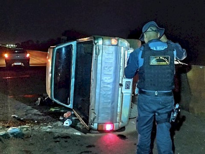 Três pessoas ficam feridas após caminhonete capotar em Dourados