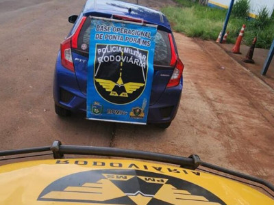 Veículo roubado é recuperado após perseguição policial