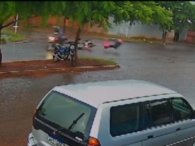 Câmera registra acidente grave entre motocicletas no Jardim Colúmbia