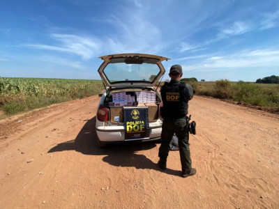 Casal é flagrado com carro "recheado" de cigarros contrabandeados