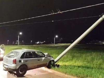 Condutor bate carro em poste de energia e abandona o veículo em Costa Rica