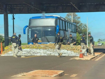 Do Paraguai para SC: PRF apreende ônibus com quase 1,5 tonelada de droga em MS