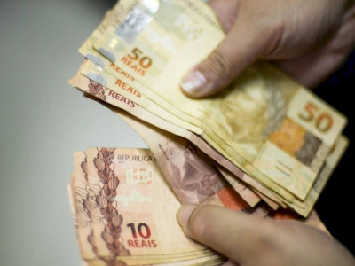 Governo Federal prevê salário mínimo de R$ 1.502 para 2025