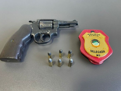 Homem é preso portando arma de fogo escondida em colchão