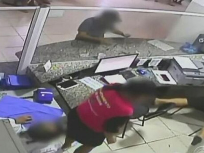 Homem joga mais de 10 escorpiões em recepcionistas de hospital