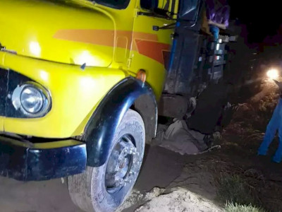 Homem pula de caminhão em movimento e morre atropelado