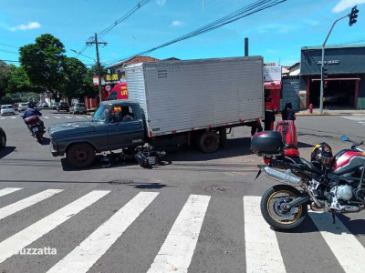 Moto para embaixo de caminhão em acidente de trânsito na Avenida Bandeirantes