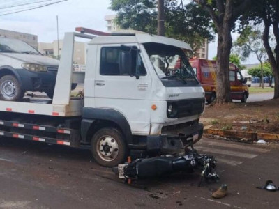 Motociclista atingido por caminhão morre no Hospital da Vida em Dourados
