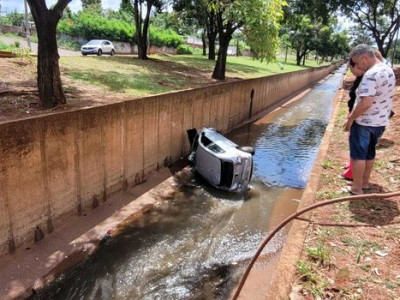 Motorista de aplicativo cai em córrego na Ernesto Geisel