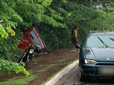 Motorista perde controle na curva e arrebenta cerca do Parque Ecológico Anhanduí