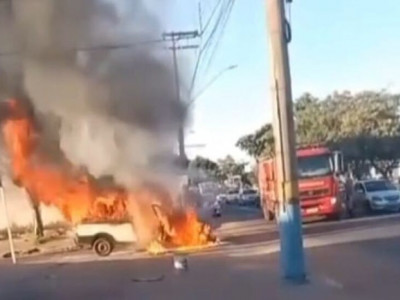 Picape de empresa pega fogo em meio a rua e assusta trabalhador em Três Lagoas