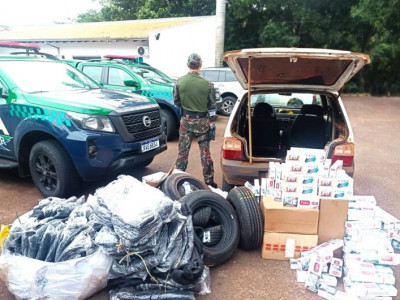 Polícia flagra Uno "recheado" de contrabando rumo à capital