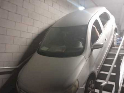 Torcedor do Cruzeiro erra saída e desce escada com carro no Mineirão
