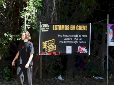 Em meio a greve, governo propõe aumento gradativo a professores