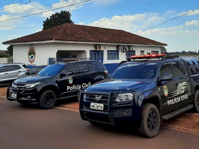 Homem chama mulher no portão e a agride com golpes de facão