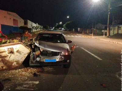 Idoso bate carro em caçamba e admite 