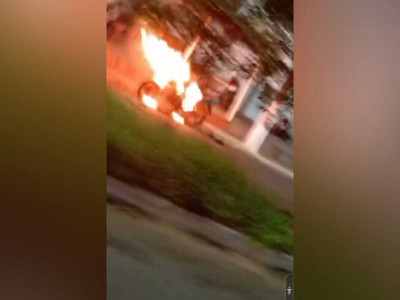 Moradores flagram motocicleta em chamas em Ponta Porã