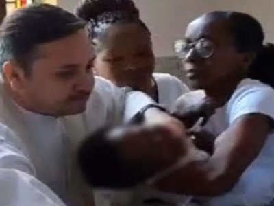 Padre que deu puxão em bebê é afastado e fará retiro espiritual