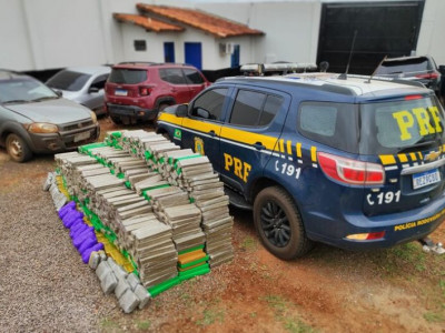Polícia aprende quase 2t de maconha após perseguição