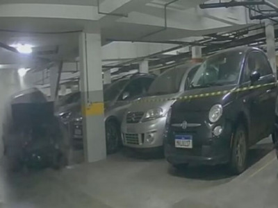 Carro desgovernado invade garagem de prédio na Bela Vista