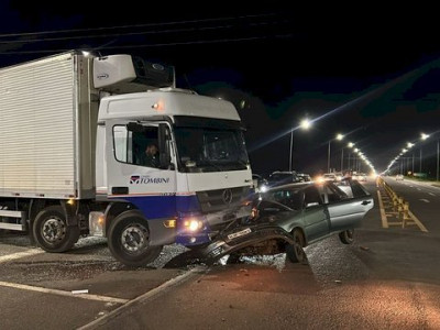 Carro é destruído ao colidir com caminhão, em MS