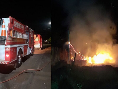 Casa de madeira pega fogo e fica destruída em Rio Brilhante